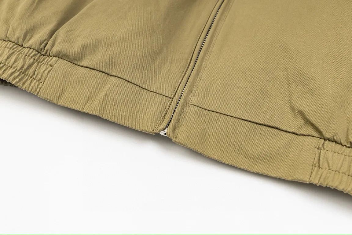 P300 model number: G317 Ralph Lauren's new 24ss classic embroidered logo lapel executive zipper jacket for both men and women. 1️⃣Selected from high-quality original developed pure cotton fabric, with customized plaid lining inside, the overall wear effect is very soft and comfortable. 2️⃣The workmanship details are perfectly controlled, with exquisite small logo embroidery on the chest, and the unique design style of splicing technology is used on the dropped shoulders to highlight your personality! The version is simple but not simple! 3️⃣ Complete with tag accessories, unisex design, and a very versatile jacket for men and women!  Color: black, navy blue, khaki Size: S, M, L, XL